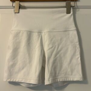 Good condition - no flaws - lululemon Align Shorts. Size 6